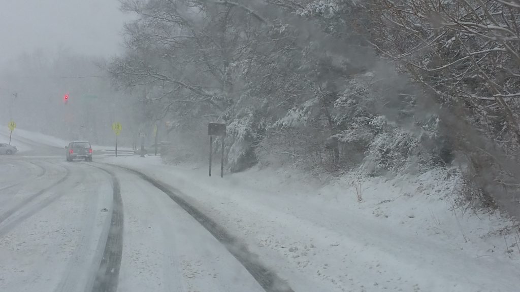 tree-snow-winter-road-traffic-rain-697251-pxhere.com