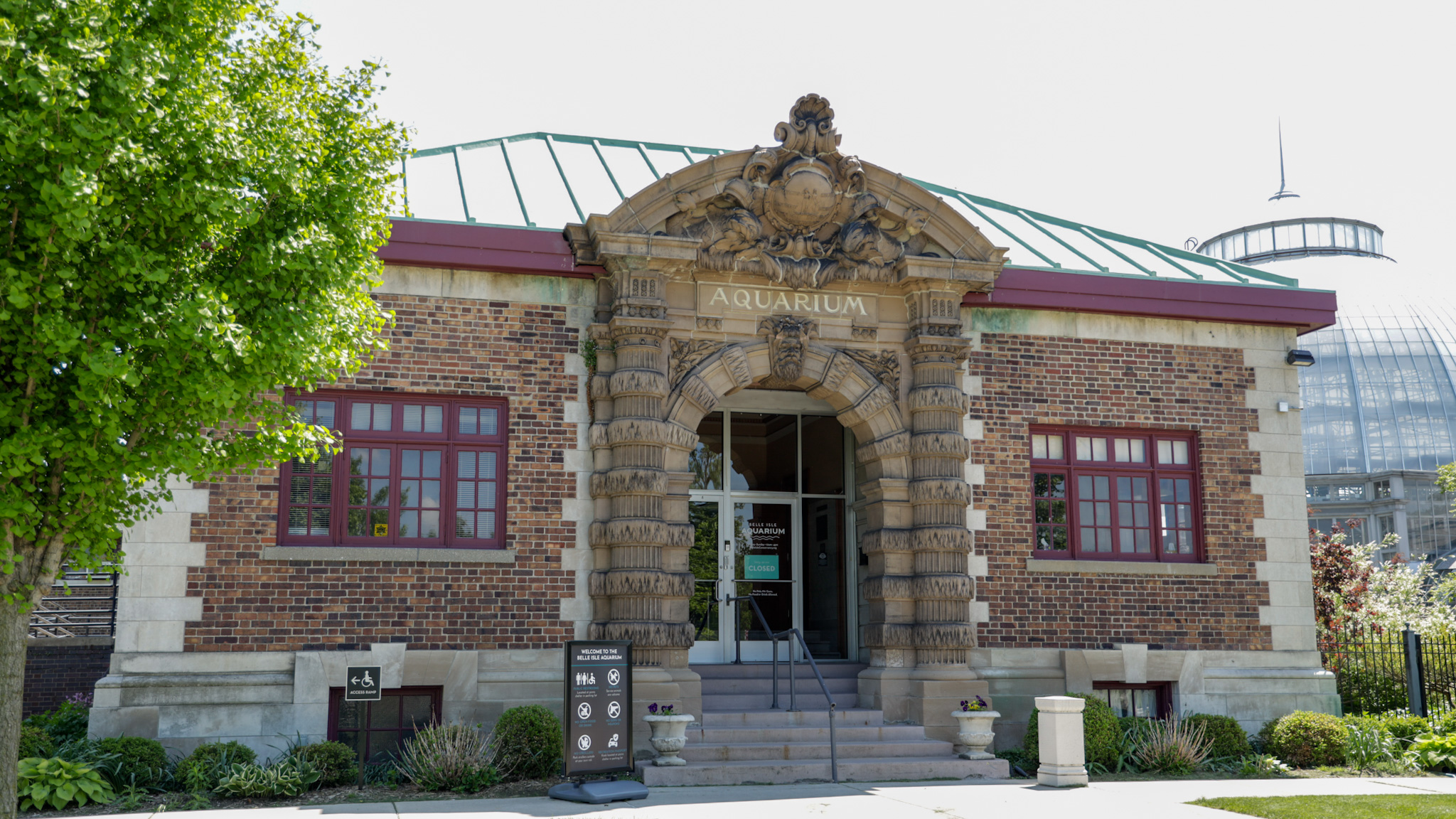 A photo of the exterior of the Belle Isle Aquarium in Detroit.